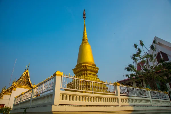 Gouden stoepa de stad Nakhon Ratchasima. Thailand. — Stockfoto