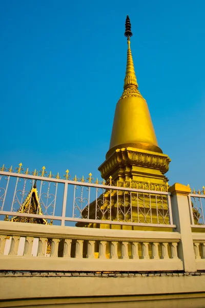 Estupa dorada la ciudad de Nakhon Ratchasima. Tailandia . — Foto de Stock