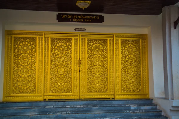 Porta dourada no templo budista a cidade de Nakhon Ratchasima. Tailândia . — Fotografia de Stock