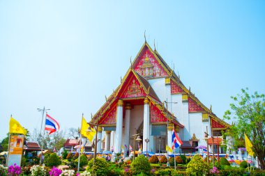 Mavi gökyüzü arka plan üzerinde üçgen çatılı dini yapı. Ayutthaya Tayland. 