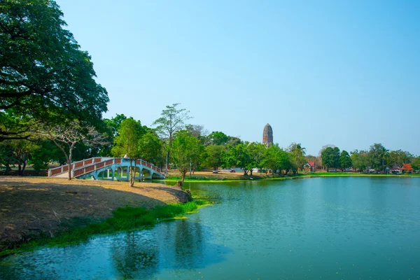 Um antigo templo arruinado perto do lago. Ayutthaya Tailândia . — Fotografia de Stock