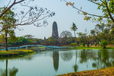 Göl yakınındaki antik bir harap tapınak. Ayutthaya Tayland. 