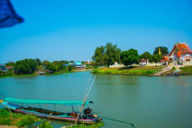 Dinî yapılar yakınındaki nehrin uzun tekne. Ayutthaya, Tayland