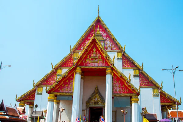 Religijny budynek z dachem trójkątnym na tle błękitnego nieba. Tajlandia Ayutthaya. — Zdjęcie stockowe
