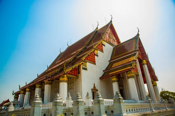 Edifício religioso com um telhado triangular no fundo azul do céu. Ayutthaya Tailândia . — Fotografia de Stock