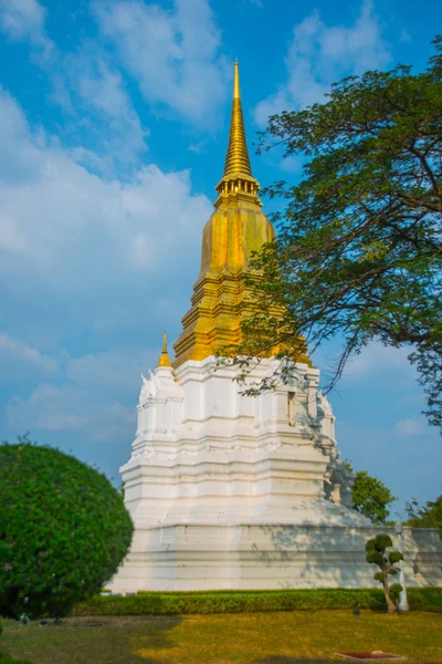 Biały z nudne loszka błękitne niebo. Ayutthaya, Tajlandia. — Zdjęcie stockowe