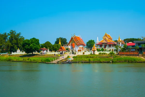 Edificios religiosos cerca del río.Ayutthaya, Tailandia — Foto de Stock