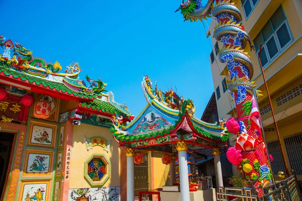 La estatua de un dragón en un poste. Linterna roja china.Templo chino . — Foto de Stock