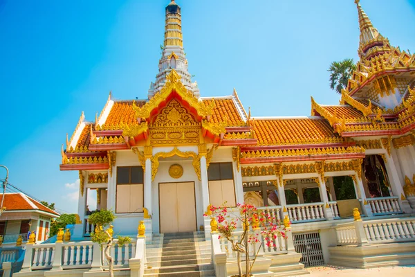 Buddhistischer Tempel.Schönes religiöses Gebäude ist weiß mit Vergoldung. Ayutthaya. Thailand. — Stockfoto