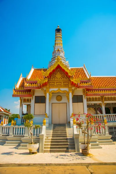 Tempio buddista. Bellissimo edificio religioso è bianco con doratura. Ayutthaya. Tailandia . — Foto Stock