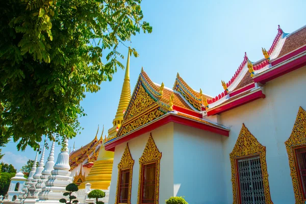 Buddhistischer Tempel.Schönes religiöses Gebäude ist weiß mit Vergoldung. Ayutthaya. Thailand. — Stockfoto