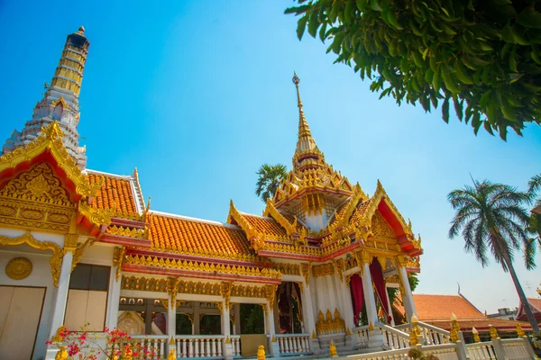 Buddhistic ναός. Όμορφο θρησκευτικό κτίσμα είναι λευκό με επιχρύσωση. Ayutthaya. Ταϊλάνδη. — Φωτογραφία Αρχείου