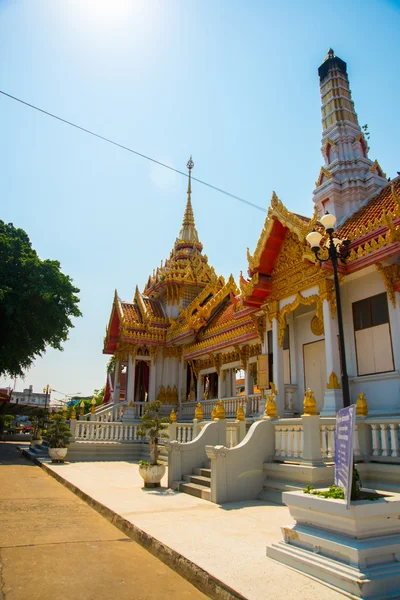 Buddhistischer Tempel.Schönes religiöses Gebäude ist weiß mit Vergoldung. Ayutthaya. Thailand. — Stockfoto