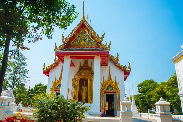 Templo budista. Hermoso edificio religioso es blanco con dorado. Ayutthaya. Tailandia . — Foto de Stock