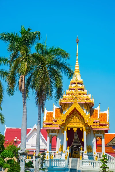 Chram. Palmy na tle błękitnego nieba. Ayutthaya. Tajlandia. — Zdjęcie stockowe