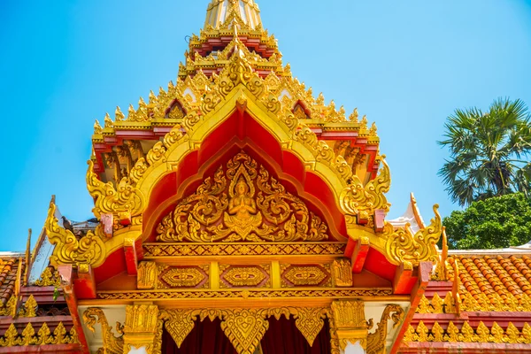 Buddhistiska tempel. Vackra religiösa byggnaden är vit med förgyllning. Ayutthaya. Thailand. — Stockfoto