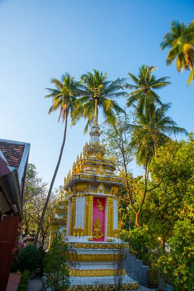 The temple with gold in the capital of Laos, Vientiane. — Stock Photo, Image
