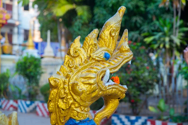 Scultura al tempio, drago. Laos, Vientiane . — Foto Stock