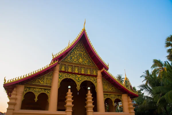 O templo com ouro na capital do Laos, Vientiane . — Fotografia de Stock