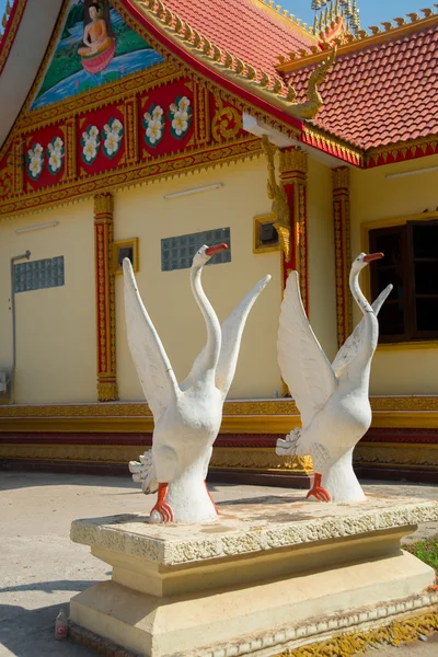 記念碑の白鳥。寺で彫刻します。ラオス、ビエンチャン. — ストック写真