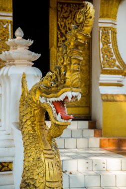 Açık ağız ile Altın Ejderi. Tapınakta heykel. Vientiane, Laos.