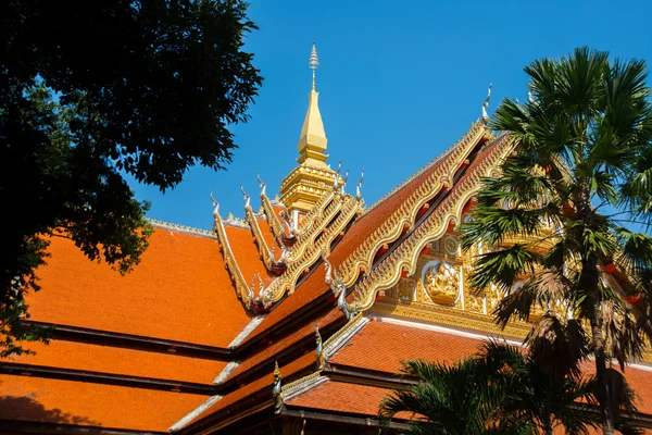 O templo com ouro na capital do Laos, Vientiane . — Fotografia de Stock