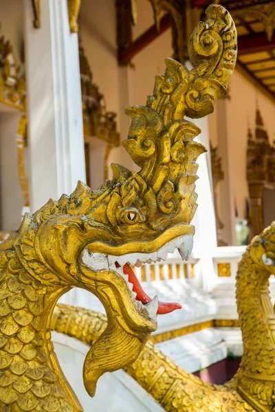 Zlatý drak s otevřenými ústy. Socha v chrámu. Laos, Vientiane. — Stock fotografie