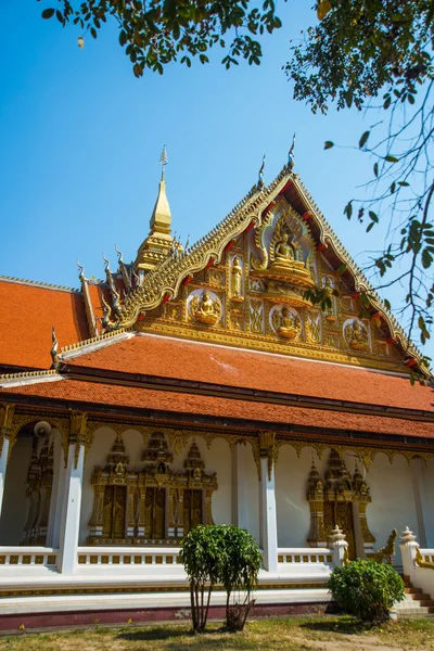 Le temple avec de l'or dans la capitale du Laos, Vientiane . — Photo
