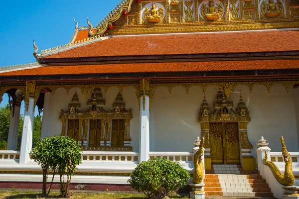 Il tempio con l'oro nella capitale del Laos, Vientiane . — Foto Stock