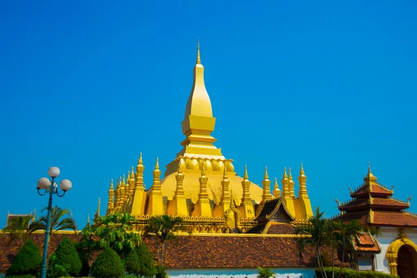 Residence PHA That Luang Luang Prabang, a Large stupa, a Buddhist stupa. Laos, Vientiane . — Fotografia de Stock