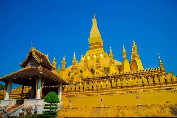 Residence PHA That Luang Luang Prabang, a Large stupa, a Buddhist stupa. Лаос, Вьентьян . — стоковое фото