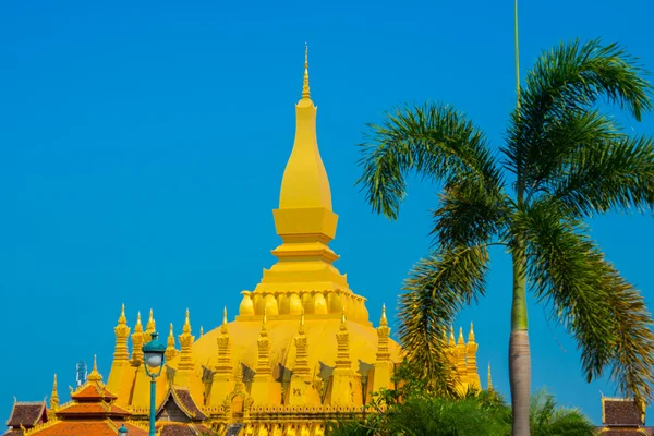 Residencia PHA Que Luang Luang Prabang, una gran estupa, una estupa budista. Laos, Vientiane . — Foto de Stock
