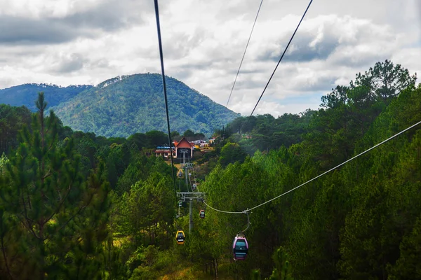 Paisaje.Las montañas y laderas.Verano. Vietnam, Dalat . — Foto de Stock