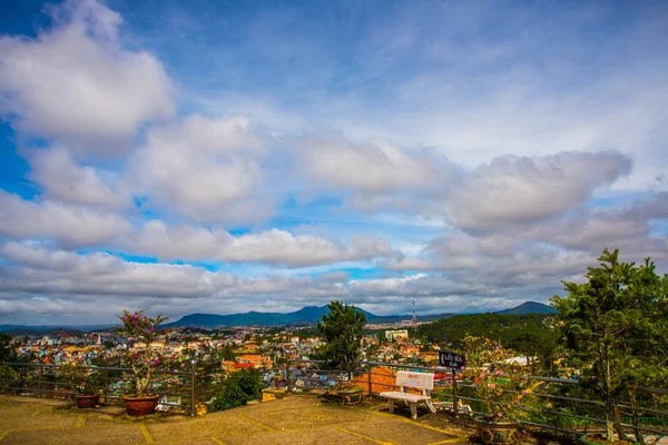 Landscape.The dağlar ve tepeler. Yaz. Vietnam, Dalat. — Stok fotoğraf