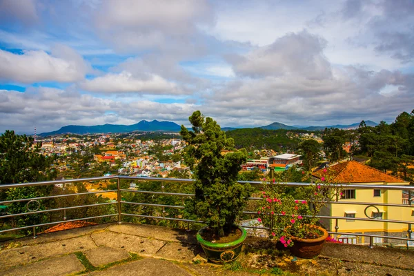 Paisaje.Las montañas y laderas.Verano. Vietnam, Dalat . — Foto de Stock