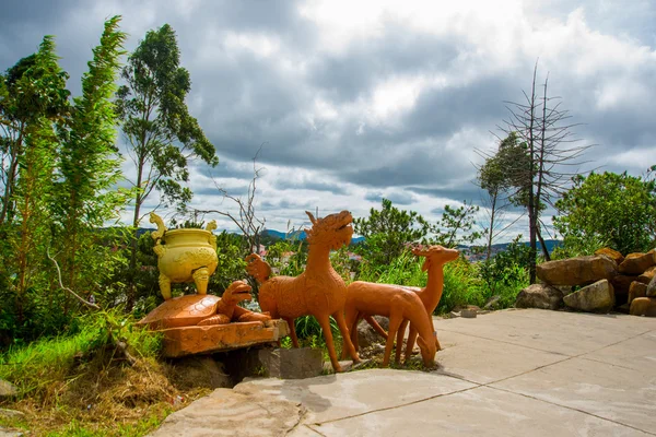 Mooi landschap met beeldhouwkunst dieren. Vietnam-Dalat. — Stockfoto