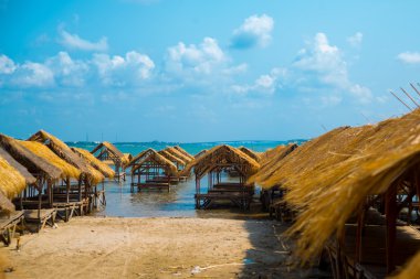 Adası. Çardak bir thatched çatı ile nehrin yanında. Kamboçya.