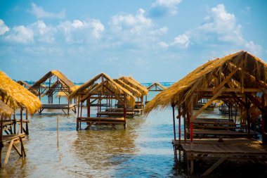 Adası. Çardak bir thatched çatı ile nehrin yanında. Kamboçya.