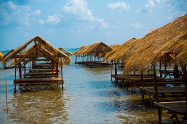 Adası. Çardak bir thatched çatı ile nehrin yanında. Kamboçya.