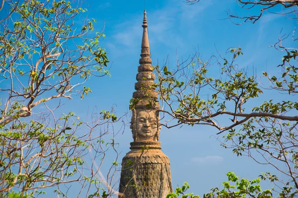 Gamla staden Udong. Tempel på berget. Kambodja. — Stockfoto