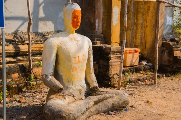 Old town Udong. Sitting statue restoration. Cambodia. — Stock Photo, Image