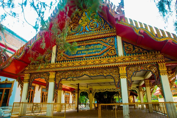 Le temple avec l'or. Un fragment de décoration sur le toit. Khon Kaen.Thaïlande . — Photo