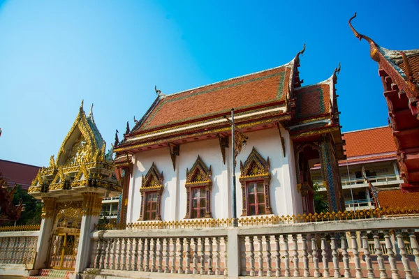 Chrám se zlatem. Fragment dekorace na střeše. Khon Kaen.Thailand. — Stock fotografie