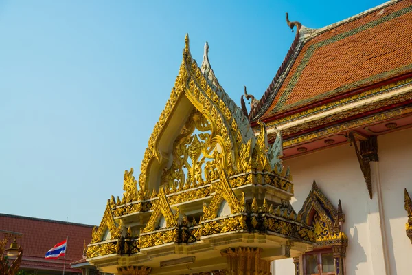 Храм с золотом. Фрагмент украшения на крыше. Кхон Каен.Таиланд . — стоковое фото