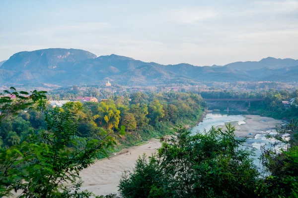 Landscape.The góry i rzeki Mekong. Lato. Laos. Luang Prabang — Zdjęcie stockowe