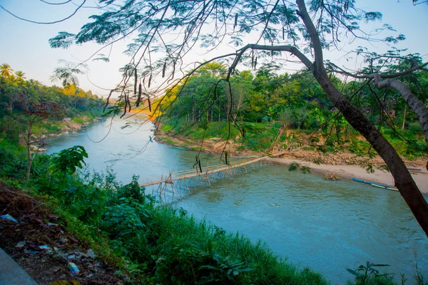 Landscape.The βουνά και ποταμού Μεκόνγκ. Καλοκαίρι. Λάος. Luang Prabang — Φωτογραφία Αρχείου