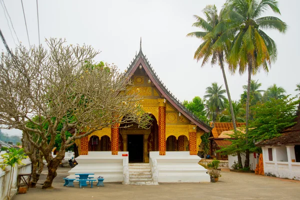 与黄金的佛教寺庙。銮 Prabang.Laos. — 图库照片