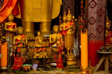 Buda heykeli altın. Luang Prabang.Laos.