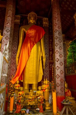 Buda heykeli altın. Luang Prabang.Laos.