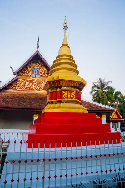 Templo budista con oro.Luang Prabang.Laos . — Foto de Stock